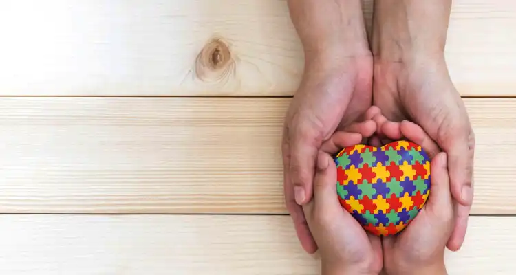 Niño sujetando un corazón de colores