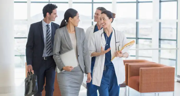 Médicos conversando con ejecutivos