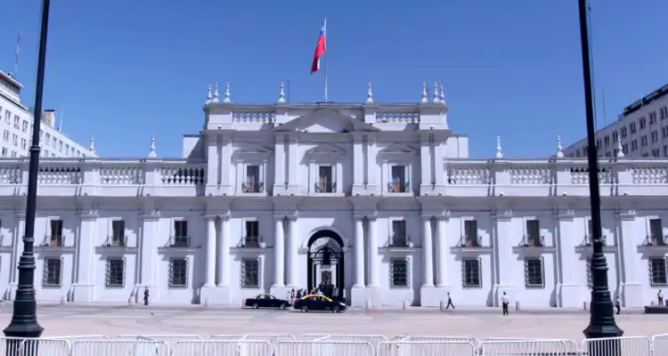 Edificio arquitectónico de color blanco con la bandera de Chile izada