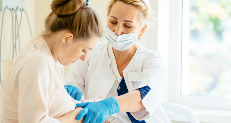 Doctora revisando a mujer embarazada