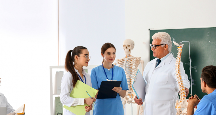 Estudiantes de medicina en una sala de clases