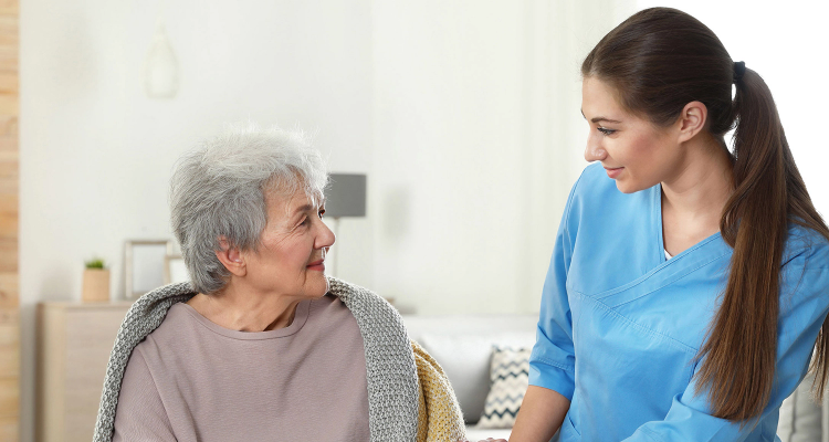 Una enfermera junto a una abuelita