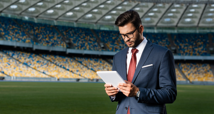 Periodista en un estadio de fútbol