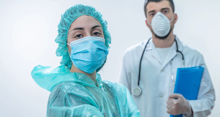 Doctores utilizando mascarilla