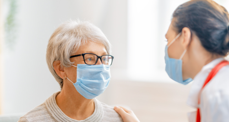 Mujer de edad avanzada en una consulta médica con una doctora