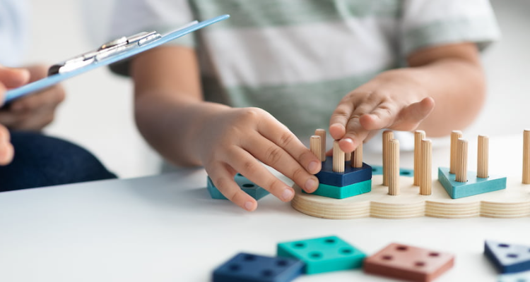 Niño jugando con bloques de madera