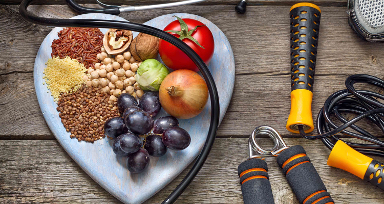 Verduras, frutos secos, frutas y cuerdas para saltar