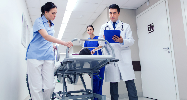 Equipo médico llevando a una persona en camilla