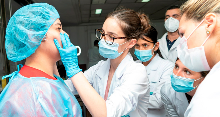 Equipo médico junto a una paciente