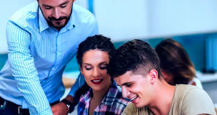 Dos hombres con una mujer mirando un objeto