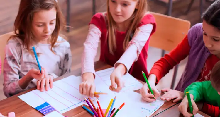 Niños pintando un papel