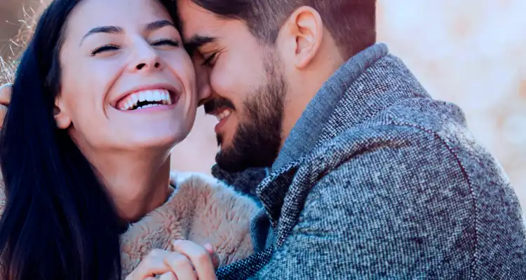 Una mujer y un hombre sonriendo