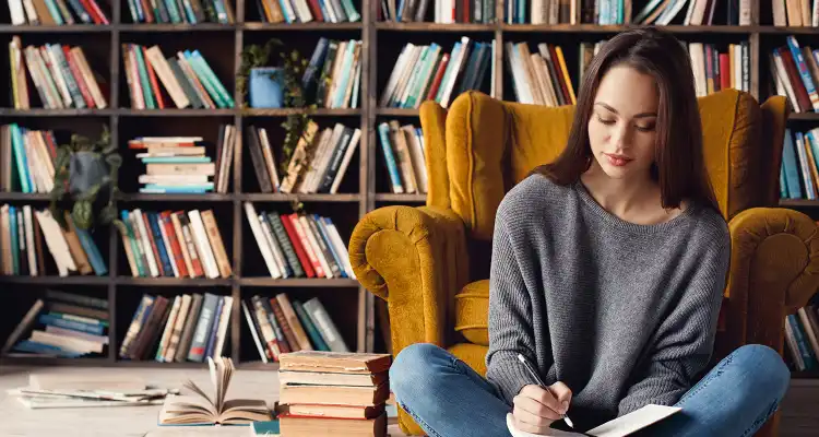 Mujer sentada en una biblioteca