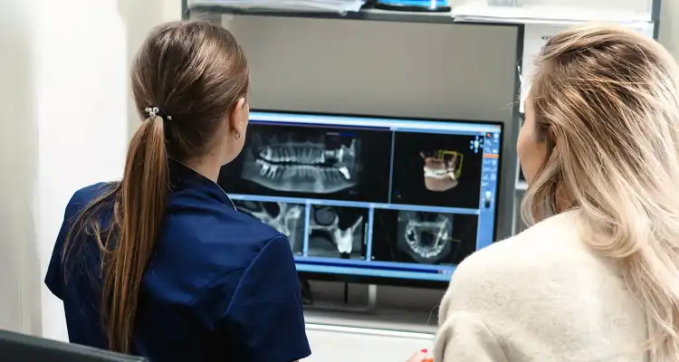 Dos mujeres revisando radiografías dentales