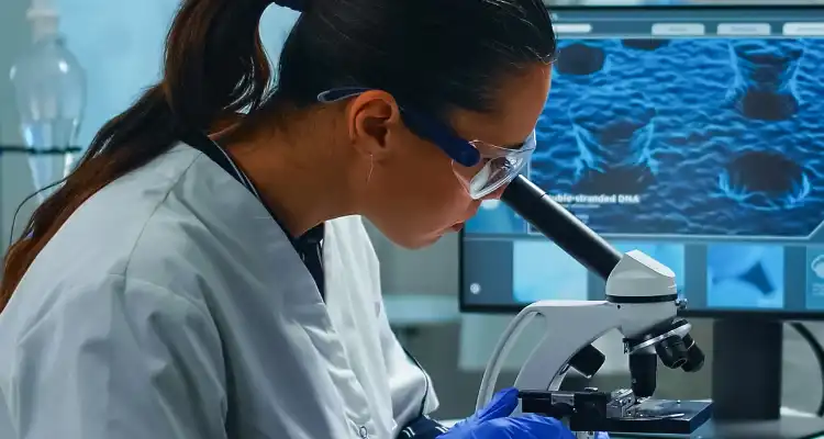 Mujer cientifica mirando un microscopio