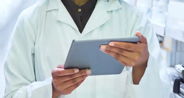 Médico sosteniendo una tablet