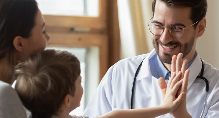 Médico saludando a un niño