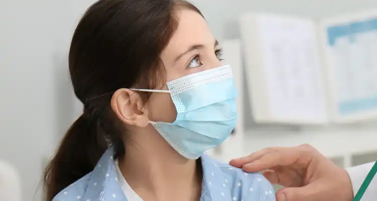 Una mujer con mascarilla quirúrgica