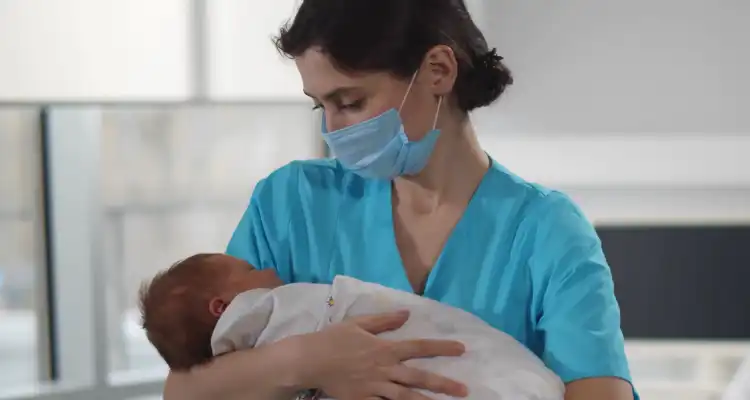 Mujer sosteniendo un bebé recién nacido