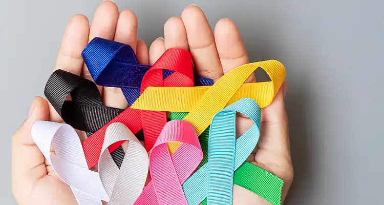 Cintas de colores que representan símbolo de cáncer