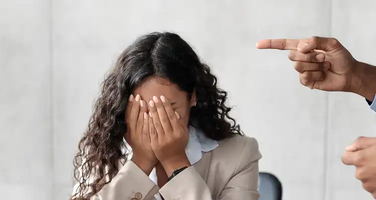 Mujer siendo apuntada por un dedo