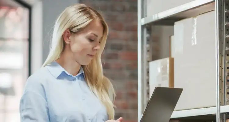 Mujer utilizando un computador