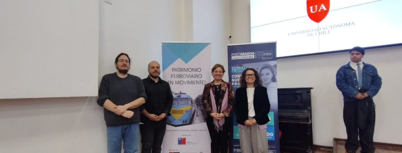 Participantes del seminario de patrimonio cultural junto a pendones institucionales en Talca